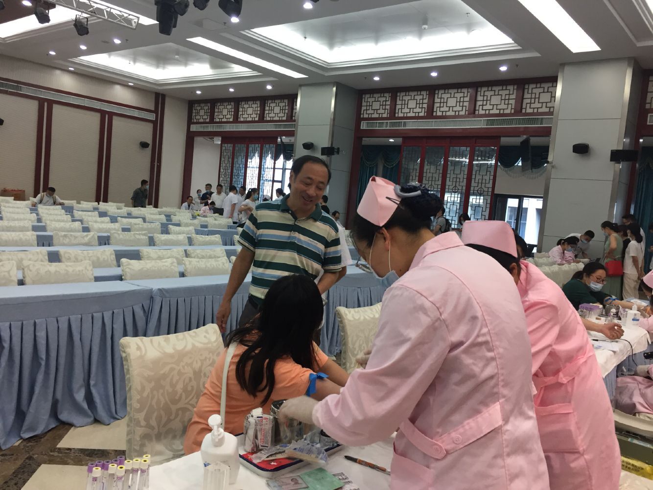 我院職工積極參加無(wú)償獻(xiàn)血公益活動(dòng)(圖5)