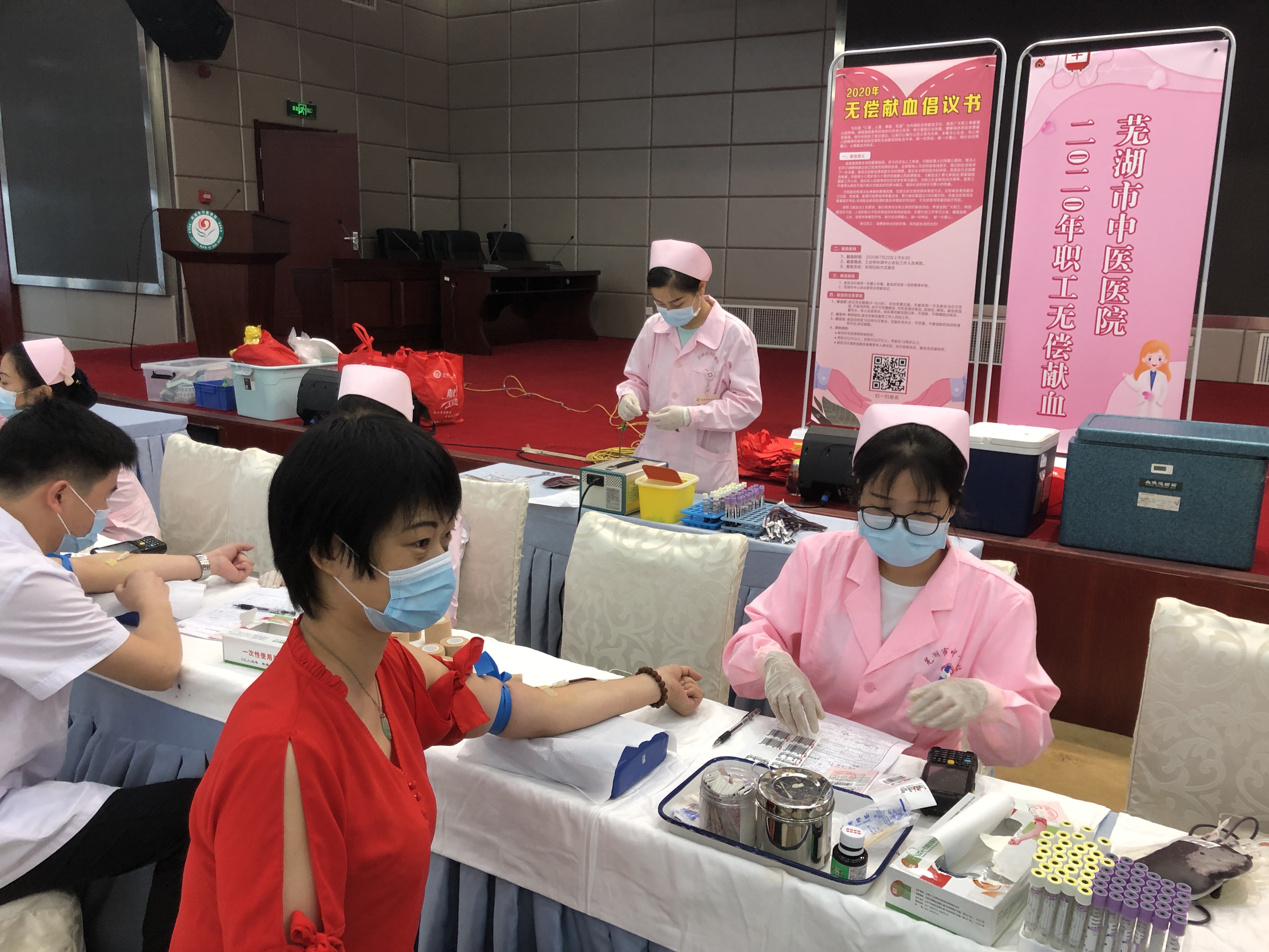 我院職工積極參加無(wú)償獻(xiàn)血公益活動(dòng)(圖2)
