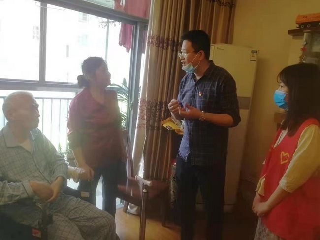 【我為群眾辦實(shí)事】我院走訪高齡腦?；颊?，中醫(yī)藥制劑暖人心(圖1)