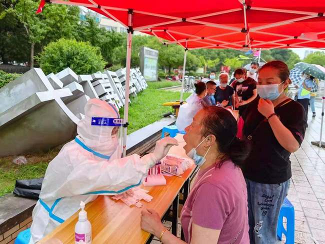 我院45名護理人員緊急集結 參與弋江區(qū)全員核酸檢測工作(圖1)