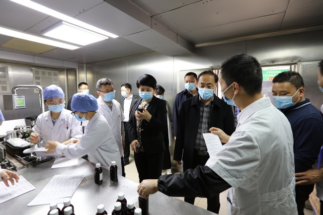 院領導慰問加班加點生產(chǎn)中藥抗疫制劑工作人員(圖1)