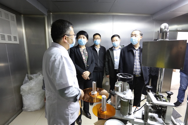 院領導慰問加班加點生產(chǎn)中藥抗疫制劑工作人員(圖2)