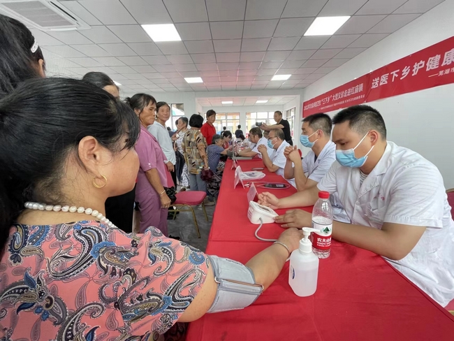 送醫(yī)下鄉(xiāng)護健康 專家義診顯真情 ——2022年蕪湖市文化科技衛(wèi)生“三下鄉(xiāng)”大型義診走進無為市紅廟鎮(zhèn)(圖2)