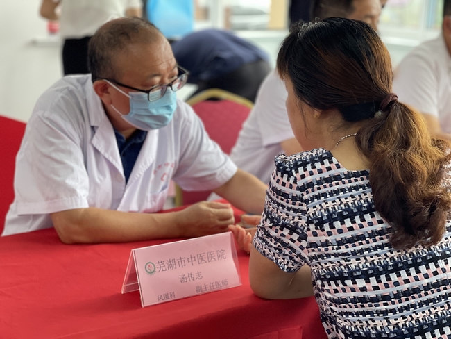 送醫(yī)下鄉(xiāng)護健康 專家義診顯真情 ——2022年蕪湖市文化科技衛(wèi)生“三下鄉(xiāng)”大型義診走進無為市紅廟鎮(zhèn)(圖3)