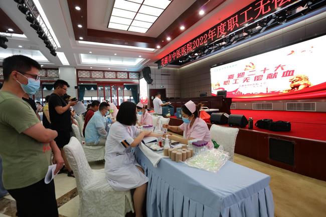 我院組織開(kāi)展無(wú)償獻(xiàn)血公益活動(dòng)(圖4)