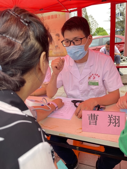 “‘醫(yī)’心‘衛(wèi)’民送溫暖”義診活動(dòng)進(jìn)社區(qū)(圖4)