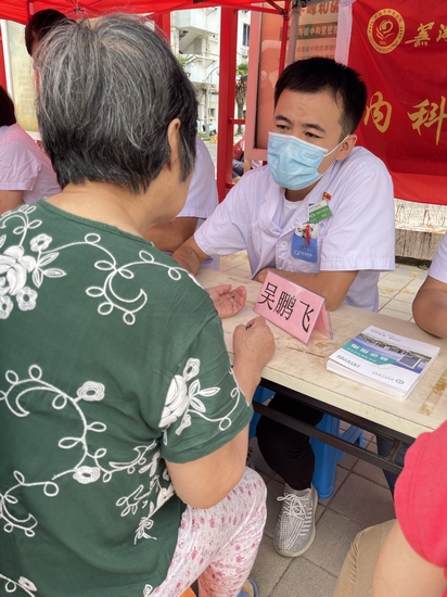 “‘醫(yī)’心‘衛(wèi)’民送溫暖”義診活動(dòng)進(jìn)社區(qū)(圖5)