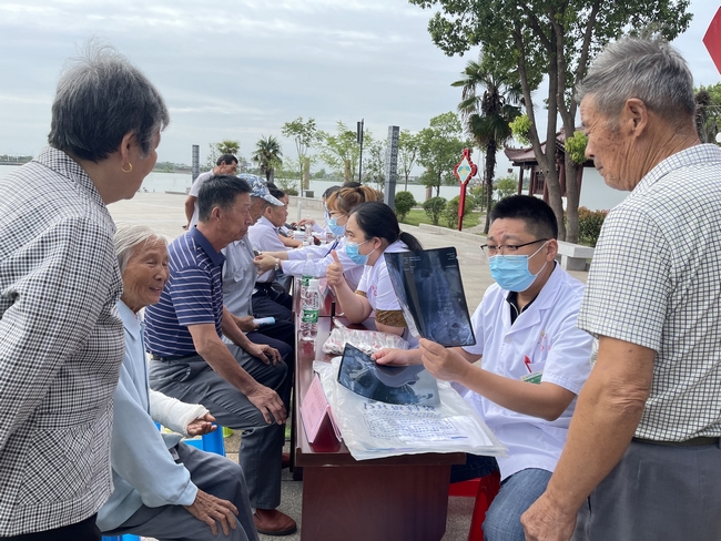 專(zhuān)家義診送真情 健康科普暖民心 ——2022年全國(guó)科普日活動(dòng)暨健康巡講“百百千”健康義診活動(dòng)走進(jìn)南陵許鎮(zhèn)(圖2)