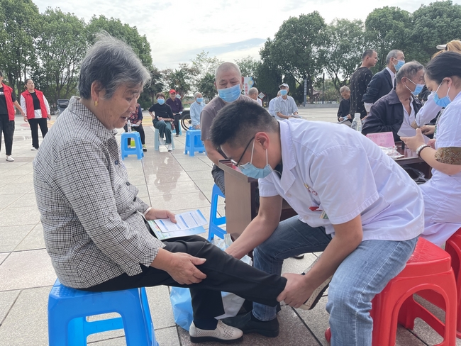 專(zhuān)家義診送真情 健康科普暖民心 ——2022年全國(guó)科普日活動(dòng)暨健康巡講“百百千”健康義診活動(dòng)走進(jìn)南陵許鎮(zhèn)(圖6)