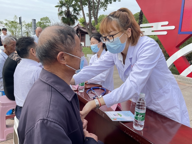 專(zhuān)家義診送真情 健康科普暖民心 ——2022年全國(guó)科普日活動(dòng)暨健康巡講“百百千”健康義診活動(dòng)走進(jìn)南陵許鎮(zhèn)(圖7)