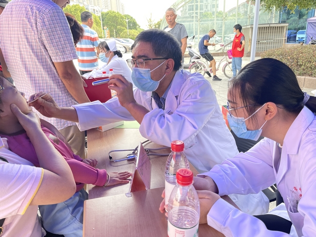 健康“快車”進都寶 義診服務送溫暖 ——2022年全國科普日活動暨健康巡講“百百千”健康義診活動走進都寶小區(qū)(圖2)