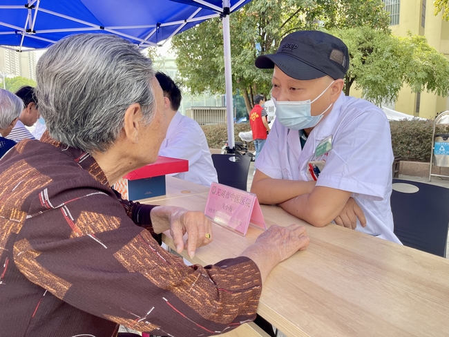 健康“快車”進都寶 義診服務送溫暖 ——2022年全國科普日活動暨健康巡講“百百千”健康義診活動走進都寶小區(qū)(圖4)