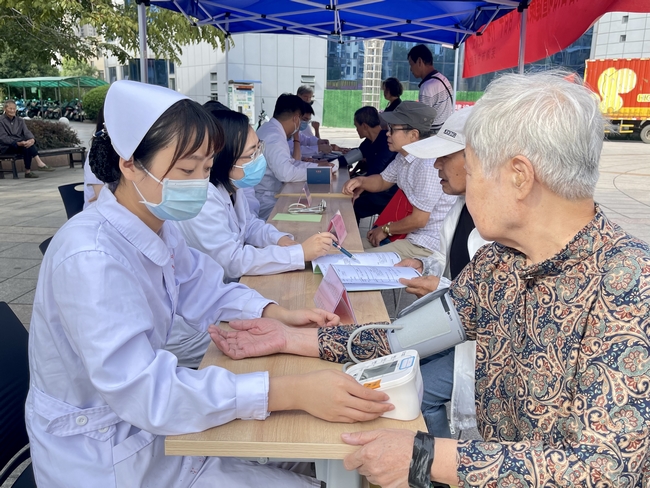健康“快車”進都寶 義診服務送溫暖 ——2022年全國科普日活動暨健康巡講“百百千”健康義診活動走進都寶小區(qū)(圖6)