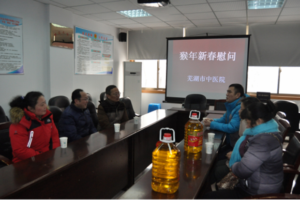 春節(jié)前夕，我院深入社區(qū)慰問結(jié)對(duì)幫扶困難戶(圖3)