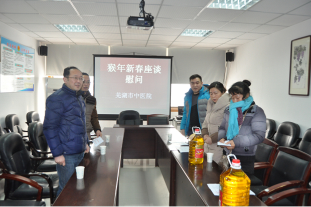 春節(jié)前夕，我院深入社區(qū)慰問結(jié)對(duì)幫扶困難戶(圖4)