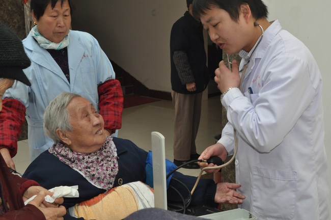 三月學(xué)雷鋒，愛(ài)心送老人——我院組織主題通訊員活動(dòng)(圖4)
