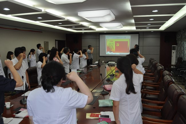 行政職能支部召開“兩學(xué)一做”學(xué)習(xí)教育專題會(huì)(圖2)