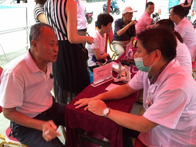 “迎七一”踐行“兩學一做“愛心義診進社區(qū)(圖2)