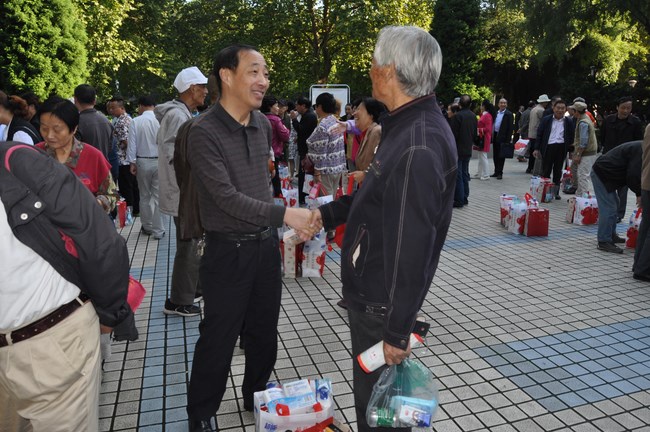 我院組織離退休職工開展重陽節(jié)游園見面會(圖3)