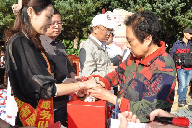 我院組織離退休職工開展重陽節(jié)游園見面會(圖11)