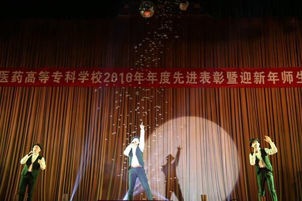 笙歌辭舊歲? 同賀新春年——我院團委參加校舉辦2016年度先進表彰暨迎新年師生聯(lián)歡會(圖2)