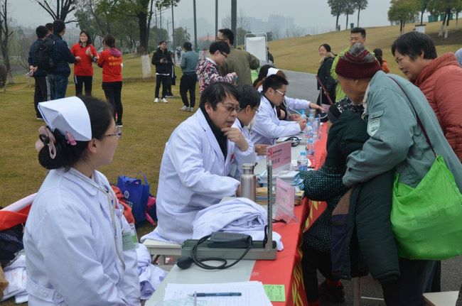 崇尚健康生活 參與社會公益 我院舉辦“健康你我行”職工健步走暨“學(xué)雷鋒月”大型義診活動(圖3)