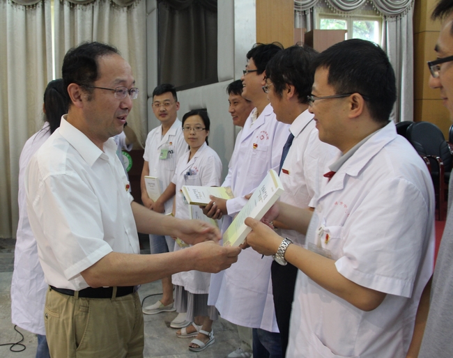 紀念建黨96周年——院黨委向各黨支部贈送院黨委中心組理論學習資料《全面從嚴治黨面對面》(圖1)