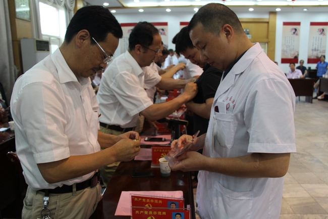 紀念建黨96周年——我院舉辦紀念建黨96周年座談會暨共產(chǎn)黨員示范崗授牌儀式(圖3)