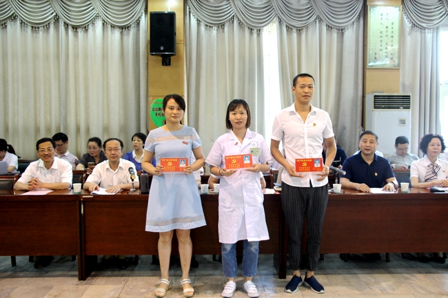 紀念建黨96周年——我院舉辦紀念建黨96周年座談會暨共產(chǎn)黨員示范崗授牌儀式(圖7)