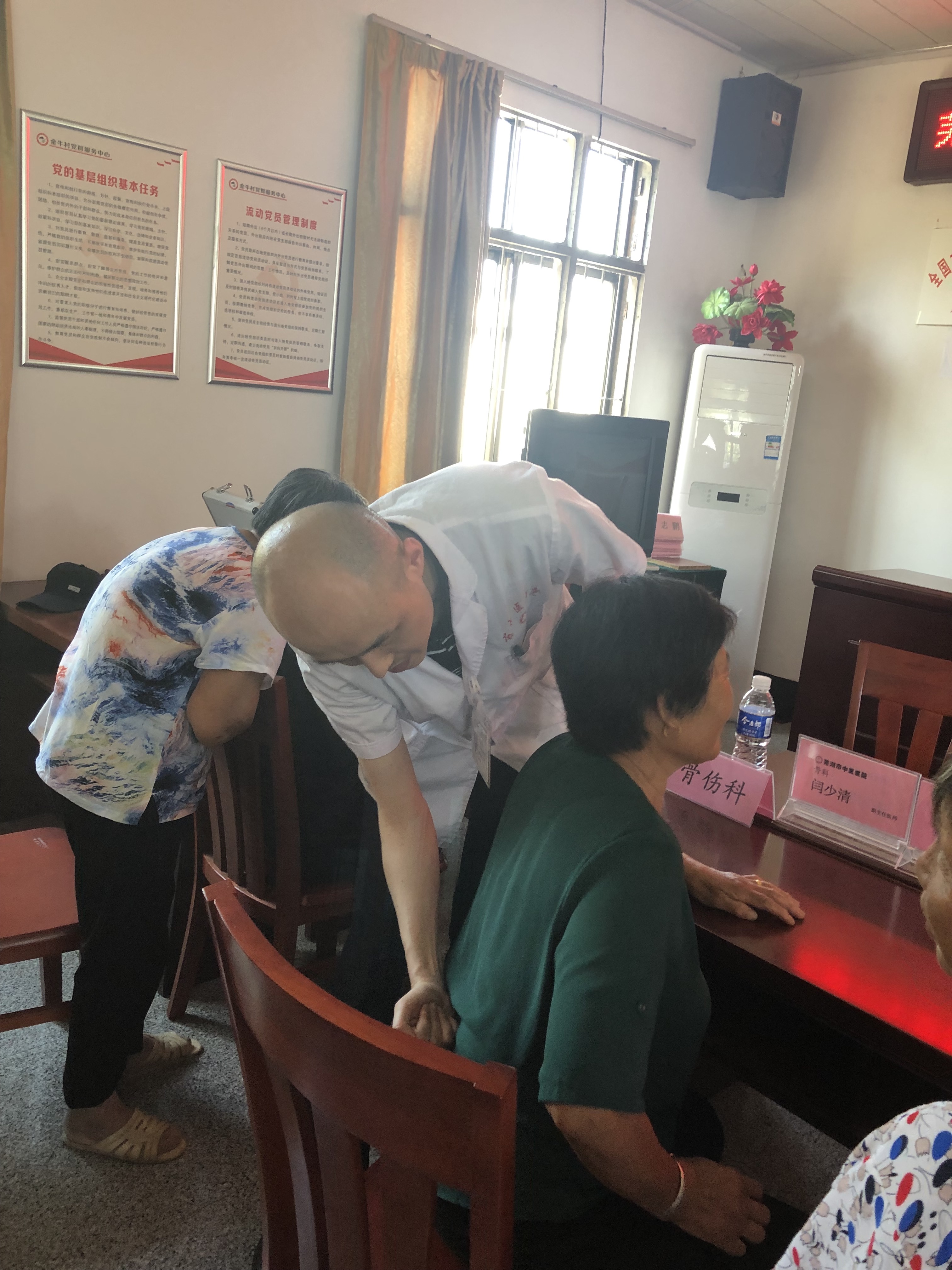 慶“七一”我院黨員志愿者醫(yī)療服務(wù)隊(duì)赴無為開展義診活動(dòng)(圖3)