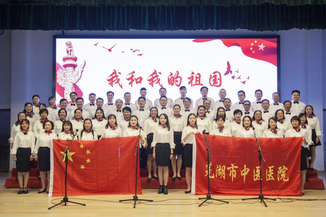 我和我的祖國―我院合唱隊(duì)參加學(xué)?！拔液臀业淖鎳苯搪毠ご蠛铣?圖5)