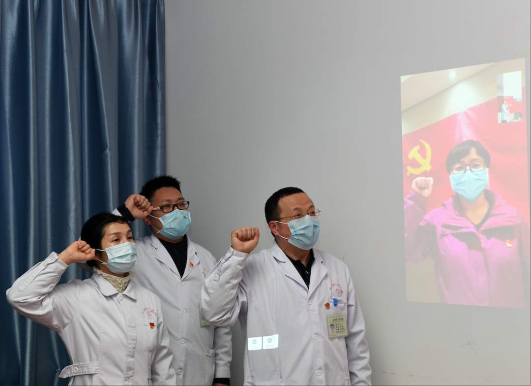 【讓黨旗在防控一線高高飄揚(yáng)】剛剛,安徽支援湖北醫(yī)療隊(duì)隊(duì)員周世紅“火線”入黨(圖3)