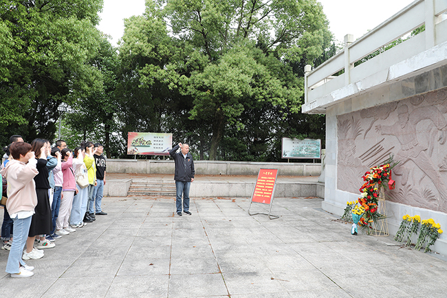我院行政第一黨支部聯(lián)合行政第二黨支部開展“緬懷先烈 不忘初心”主題黨日活動(圖9)