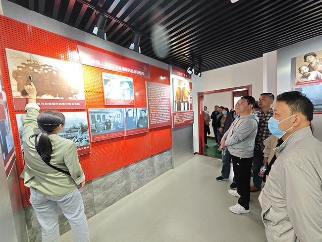 我院行政第一黨支部聯(lián)合行政第二黨支部開展“緬懷先烈 不忘初心”主題黨日活動(圖6)