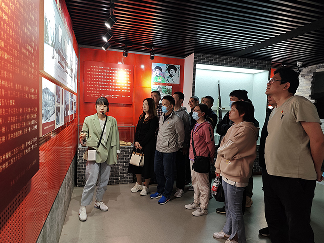 我院行政第一黨支部聯(lián)合行政第二黨支部開展“緬懷先烈 不忘初心”主題黨日活動(圖7)