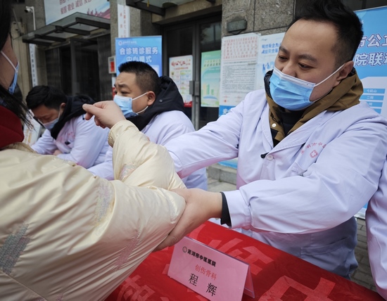 【暖民心在行動(dòng)】我院積極開展會(huì)診轉(zhuǎn)診宣傳義診活動(dòng)(圖14)