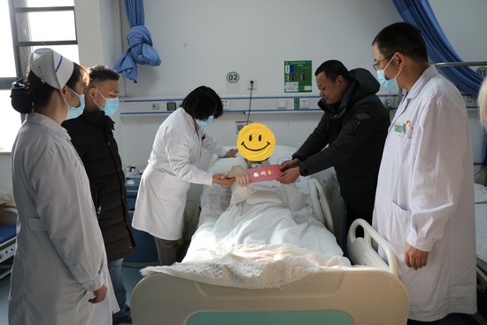 春節(jié)慰問送溫暖   醫(yī)院關(guān)懷暖人心  ——院工會(huì)開展節(jié)前走訪慰問病困職工活動(dòng)(圖6)