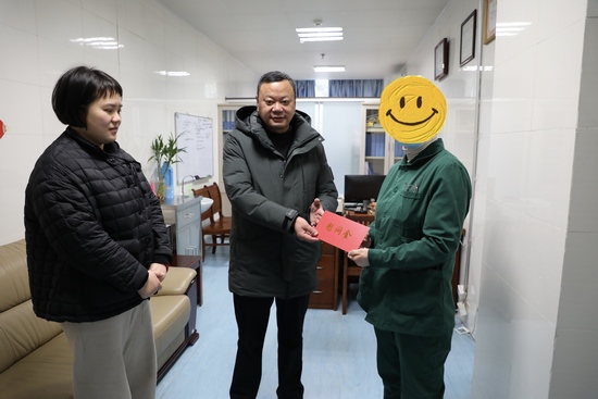 春節(jié)慰問送溫暖   醫(yī)院關(guān)懷暖人心  ——院工會(huì)開展節(jié)前走訪慰問病困職工活動(dòng)(圖3)