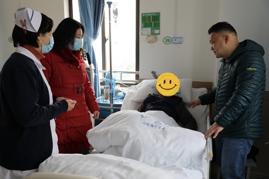 春節(jié)慰問送溫暖   醫(yī)院關(guān)懷暖人心  ——院工會(huì)開展節(jié)前走訪慰問病困職工活動(dòng)(圖2)