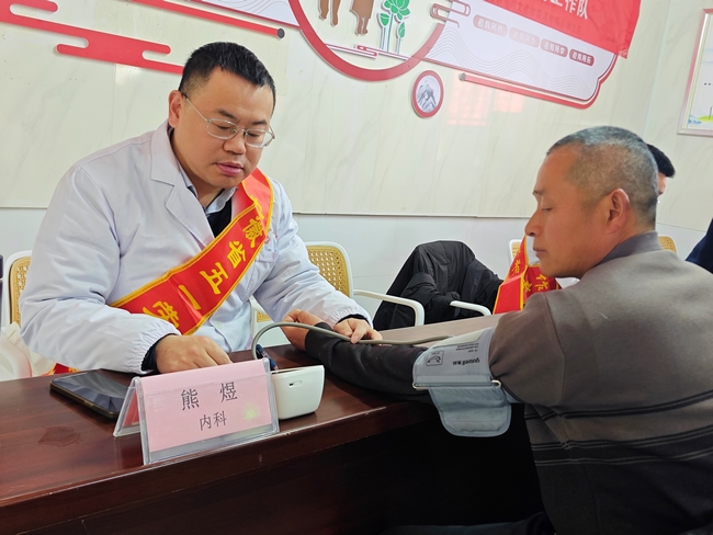 踐行雷鋒精神，勞模義診暖民心——我院開展學雷鋒義診志愿服務活動(圖2)