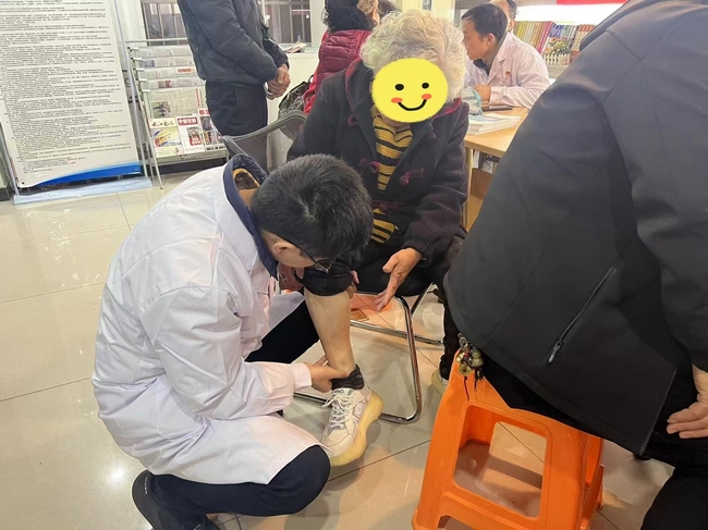 醫(yī)院黨委引領(lǐng)多黨支部進社區(qū)：傳播健康 知識 踐行黨員擔當(圖4)